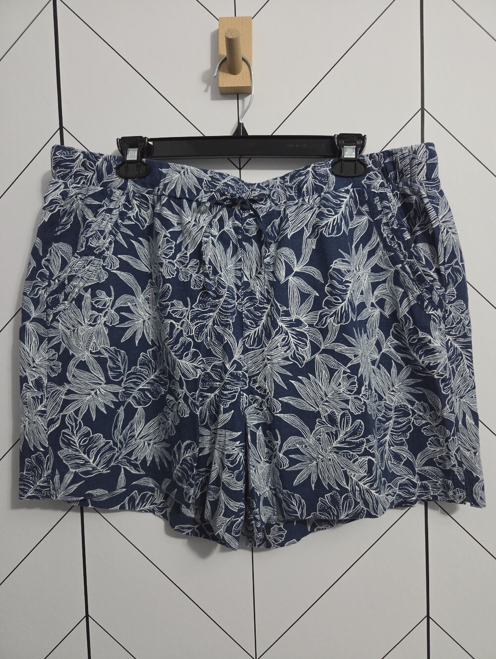 Briggs Linen Pull-On Tropical Foliage Shorts in Navy Blue and White, Size XL